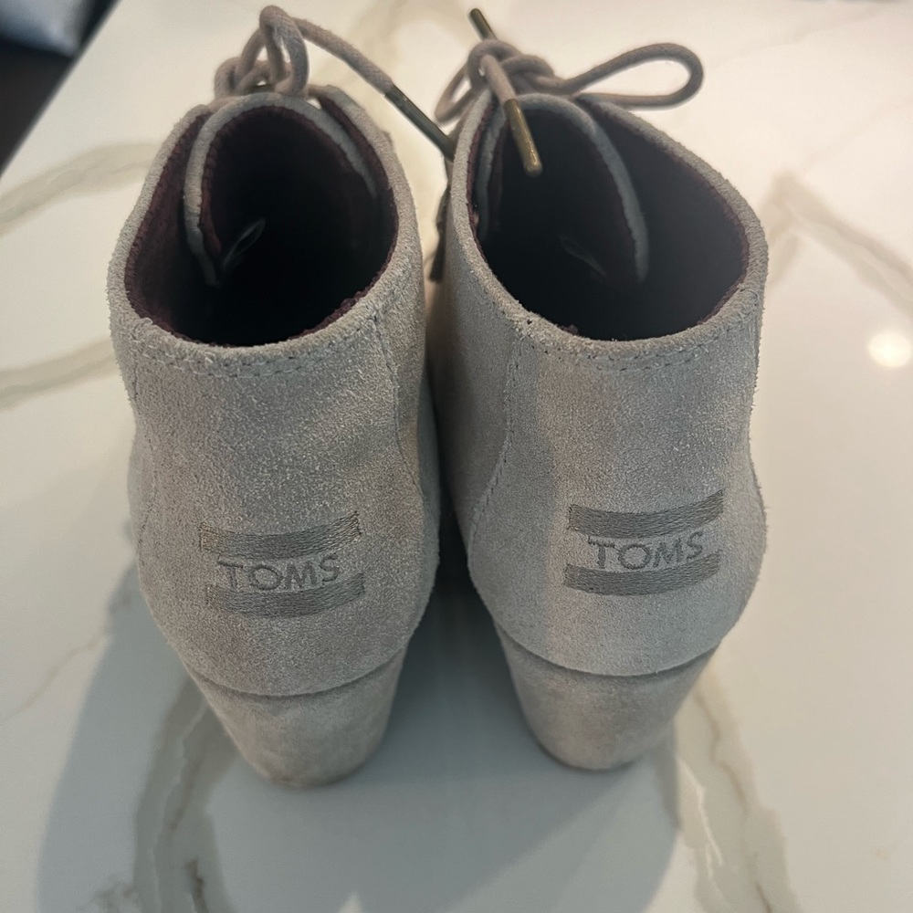 Toms wedge tie shoe. Great condition size 8.5 W.